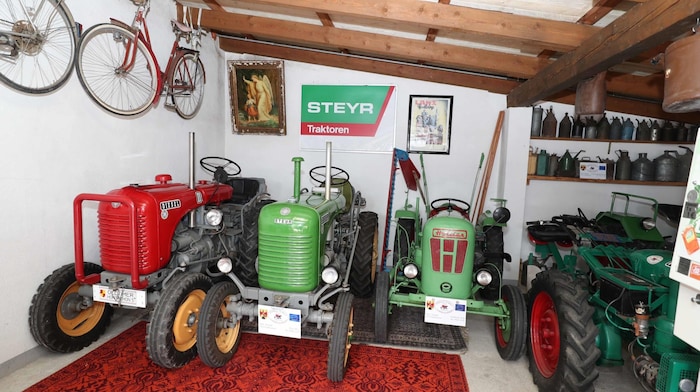 Im Fuhrpark von Christian Szauer sind 15 Oldtimer-Traktoren nebeneinander geparkt.