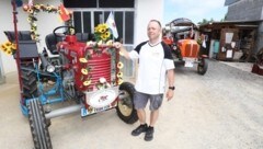 Christian Szauer hat einen seiner Boliden schon für das Oldtimer-Treffen am Wochenende bei der Heurigenschenke Duschanek herausgeputzt.  (Bild: Judt Reinhard)