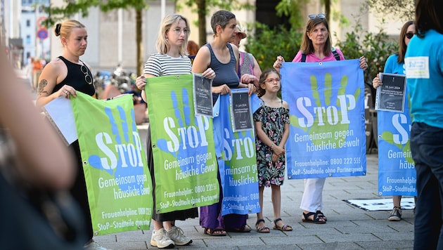 Aktivistinnen riefen zu einem Stopp der häuslichen Gewalt auf, sie wollen erreichen, dass Politik und Zivilgesellschaft aktiv werden. (Bild: Wenzel Markus)