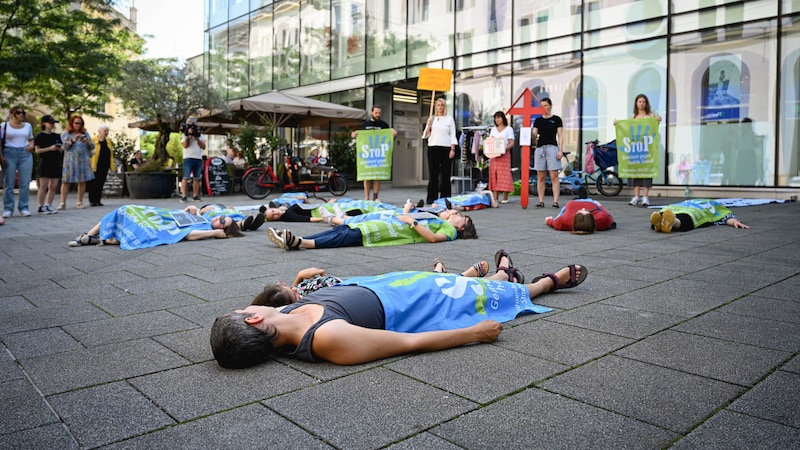 13 women lay motionless on the ground of Martin-Luther-Platz in Linz, commemorating the 13 femicides that have already taken place this year. (Bild: Wenzel Markus)