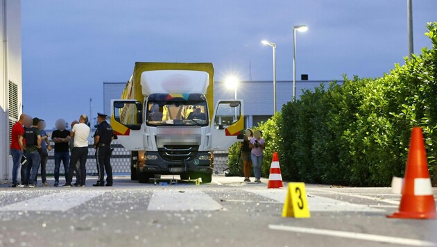 The Romanian suspect left a trail of devastation from Vienna in a "twelve-ton truck" - his company vehicle. In addition to the destroyed church, there were also five accidents with one injured person. (Bild: TOBIAS STEINMAURER)