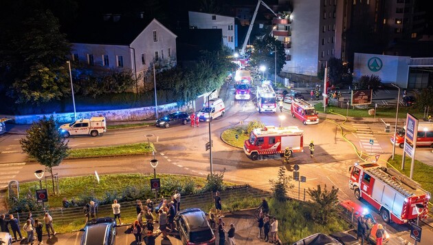 Großeinsatz in der Nacht auf Montag: 130 Feuerwehrleute evakuierten nach und nach Familien aus ...