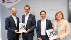 Marco Tittler, Markus Wallner, Thomas Wiesinger und Barbara Schöbi-Fink präsentierten die Forschungsstrategie. (Bild: VLK/Serra)