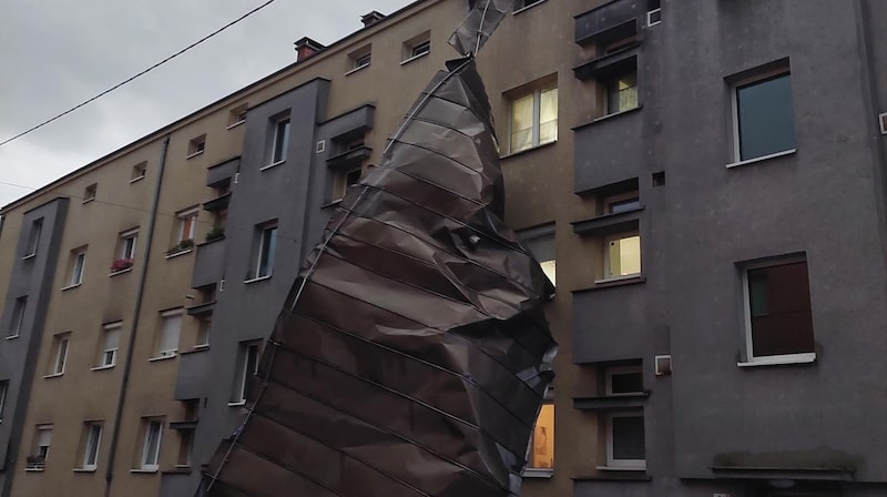 The violent storm on Saturday also covered several roofs in the central area (Bild: Berufsfeuerwehr Linz)