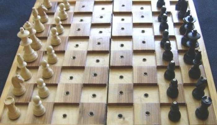 Brett für Blinde: Schwarze Felder erhöht, Steine am Kopf mit kleinen Nägeln