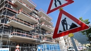 Profitieren sollen neben den Tirolerinnen und Tirolern auch die Baufirmen: 66 Millionen Euro entfallen für den Bau. 15 Millionen Euro sind für eine Sanierungs- offensive vorgesehen. Insgesamt bekommt Tirol 84 Millionen Euro vom Bund. (Bild: Birbaumer Christof)