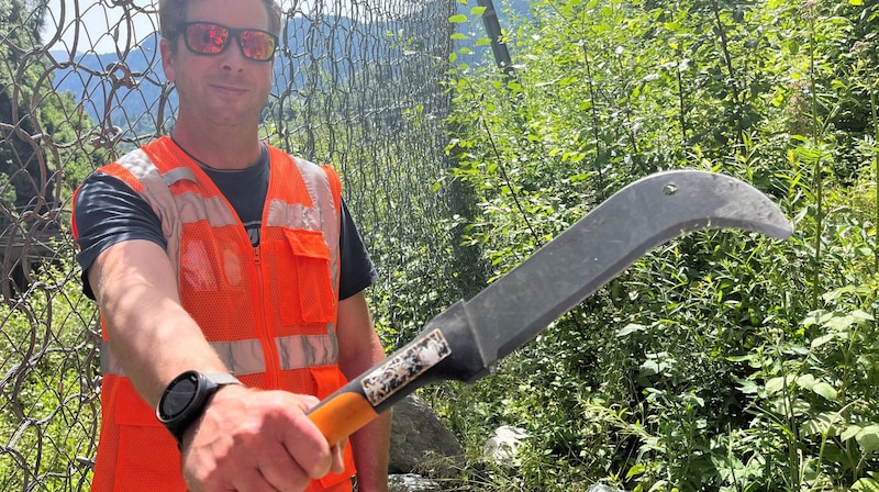 Nikolaus Wahl and Hans Jörg Laimer sometimes have to fight their way through with a machete to assess the rockfalls. (Bild: Roittner Felix)