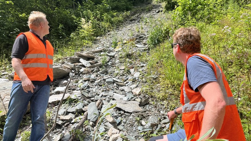 Nikolaus Wahl and Hans Jörg Laimer have to fight their way through the rockfalls, sometimes with a machete. (Bild: Roittner Felix)