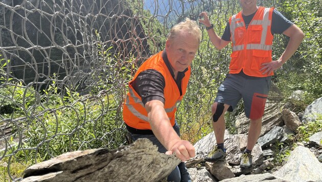 Das Netz hält: Laimer und Wahl bei der Begutachtung des vergangenen Steinschlags in Lend im Pinzgau. (Bild: Roittner Felix)