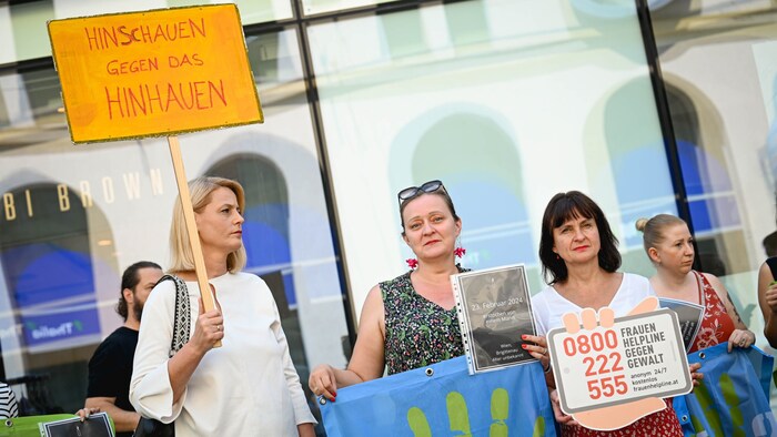 Mit Transparenten wie „Hinschauen gegen das Hinhauen“ wurde auf die Problematik aufmerksam ...