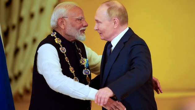 Der russische Präsident Wladimir Putin verleiht dem indischen Premierminister Narendra Modi am Dienstag im Kreml den Orden des Heiligen Andreas des Erstberufenen. (Bild: ASSOCIATED PRESS)