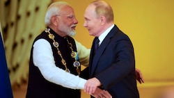 Der russische Präsident Wladimir Putin verleiht dem indischen Premierminister Narendra Modi am Dienstag im Kreml den Orden des Heiligen Andreas des Erstberufenen. (Bild: ASSOCIATED PRESS)