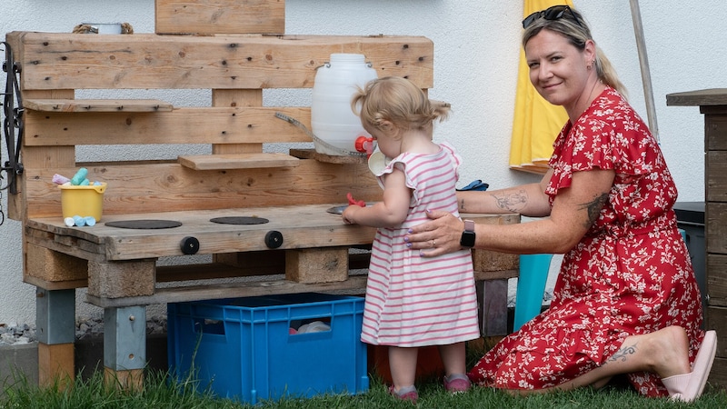 Auch Mutter Tamara Moser, mit Töchterchen im Bild, bangt um die Sozialversicherung, die ihr im Nachhinein plötzlich vom AMS gestrichen wurde.  (Bild: Klaus Schindler)