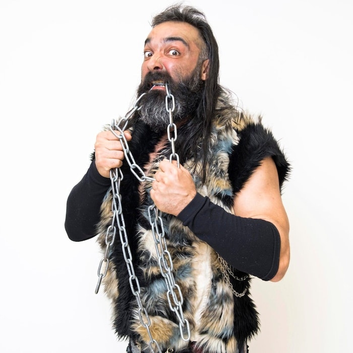 His opponent is the "chain man" Gianni Valetta