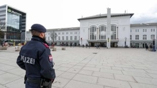 Tatort war der Vorplatz des Salzburger Hauptbahnhofs