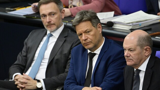 Közvélemény-kutatási eredmények a pincében: Christian Lindner pénzügyminiszter (FDP, balra), Robert Habeck alkancellár (Zöldek) és Olaf Scholz kancellár (SPD, jobbra). (Bild: AFP)