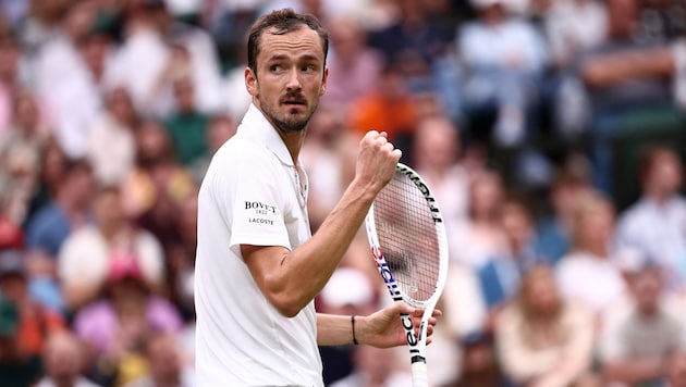 Daniil Medvedev is through to the Wimbledon semi-finals. (Bild: AFP/APA/HENRY NICHOLLS)