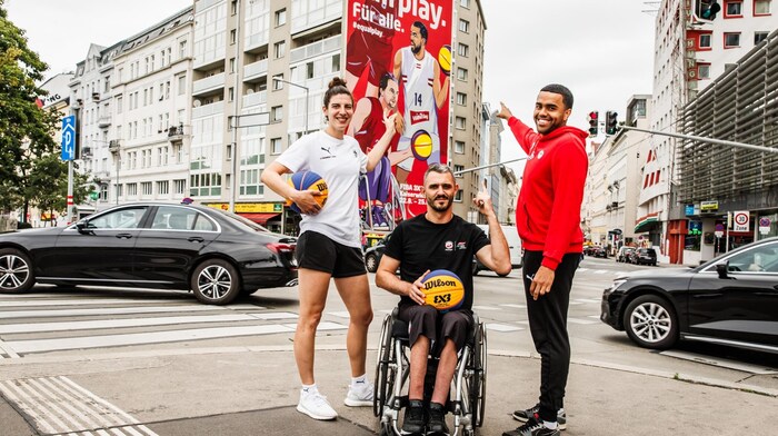 Fuchs-Robetin, Hayirli und Kaltenbrunner (v.li.) vor dem 3x3-Mural in Wien. 