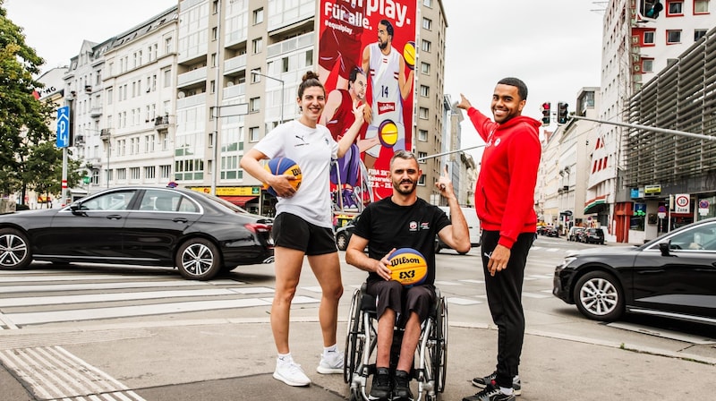 Fuchs-Robetin, Hayirli und Kaltenbrunner (v.li.) vor dem 3x3-Mural in Wien. (Bild: MProell)