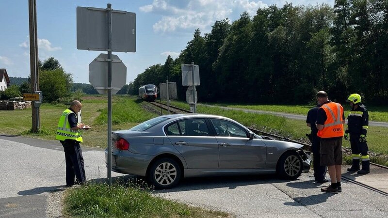 Eine Frau war mit ihrem Auto von einem Zug erfasst worden. (Bild: FF Buch-Geiseldorf)