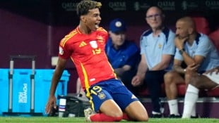 Spaniens Fußball-Superstar Lamine Yamal unterstützt die beiden 18-jährigen ...