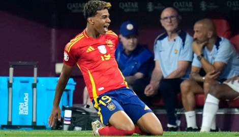 Spaniens Fußball-Superstar Lamine Yamal unterstützt die beiden 18-jährigen ...