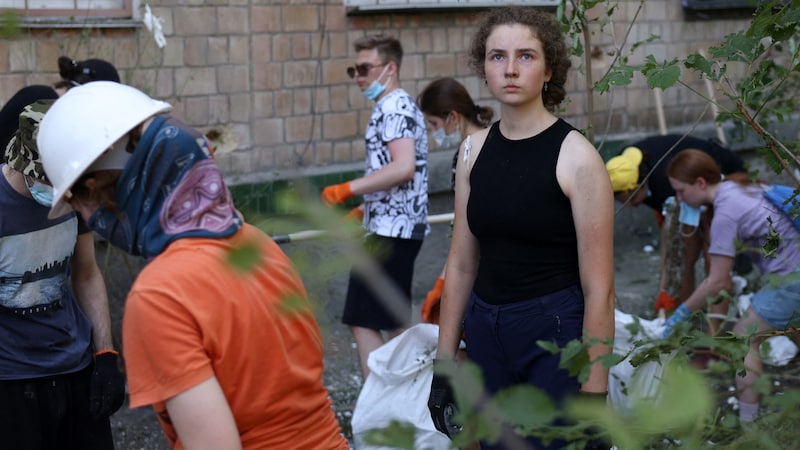 Clean-up operations in the Ukrainian capital (Bild: AFP/Anatolii Stepanov)