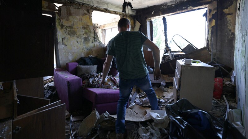 Ein Bewohner in einem zerstörten Haus in Kiew (Bild: AFP/Anatolii Stepanov)