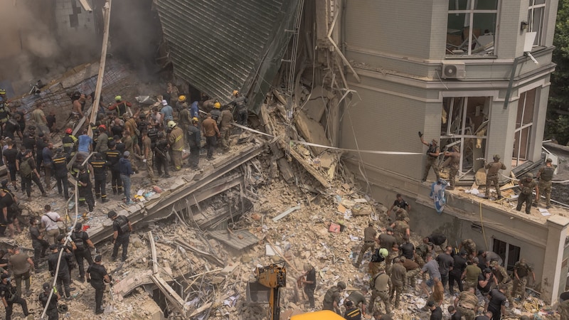 Emergency services one day after the attack (Bild: AFP/AFP or licensors)