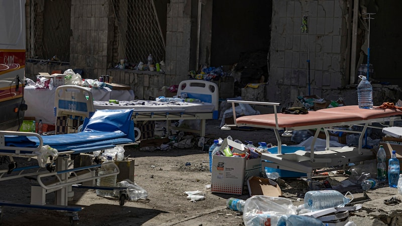 Betten des Kinderkrankenhauses (Bild: AP/Anton Shtuka)