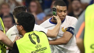 Kylian Mbappe fühlt sich vom Flitzer offenbar bedroht.