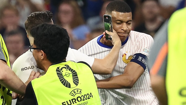 Kylian Mbappe obviously felt threatened by the streaker. (Bild: AFP or licensors)