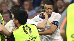 Kylian Mbappe fühlt sich vom Flitzer offenbar bedroht. (Bild: AFP or licensors)