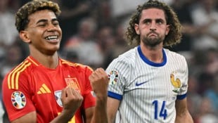 Lamine Yamal (li.) mit einer Botschaft an Adrien Rabiot
