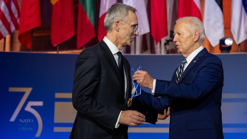 Biden überreichte  NATO-Generalsekretär Jens Stoltenberg die Friedensmedaille.  (Bild: APA/2024 Getty Images)