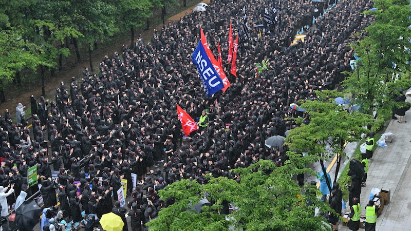 With around 30,000 members, the NSEU represents almost a quarter of Samsung's South Korean workforce. (Bild: APA/AFP/Jung Yeon-je)