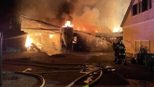 Über hundert Feuerwehrleute waren im Einsatz. (Bild: FF Gersdorf an der Mur)