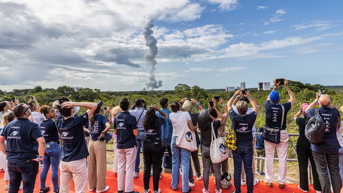 Zuschauer bestaunen den Erstflug von Ariane 6. 