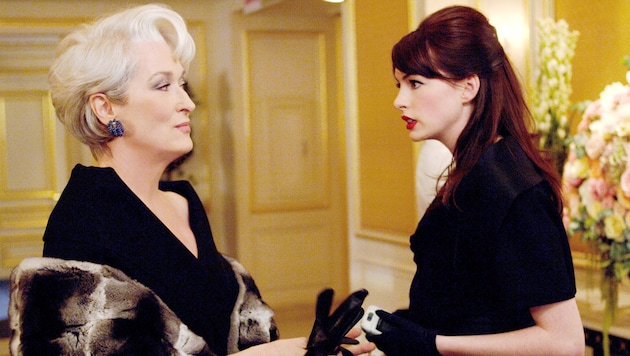 Miranda Priestly (Meryl Streep) and Andy Sachs (Anne Hathaway) in "The Devil Wears Prada" (Bild: picturedesk.com/TM and © 2006 Twentieth Cen / Mary Evans)