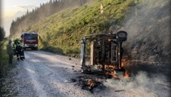 Der Geländewagen brannte vollständig aus. (Bild: FF Haus)