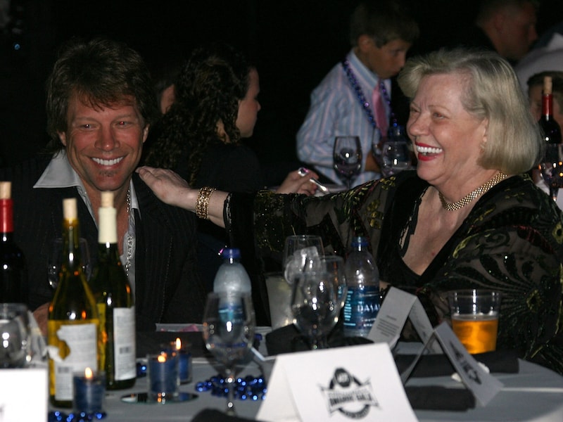 Bon Jovi und seine Mutter Carol Sharkey Bongiovi im Jahr 2008 (Bild: APA/Marc Serota / Getty Images North America / AFP)