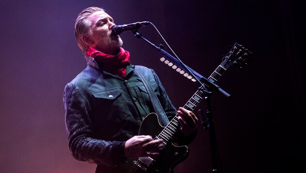 Josh Homme sürgősségi műtétje miatt a Queens of the Stone Age tervezett koncertje is elmarad. (Bild: APA/AFP/ANDER GILLENEA)