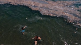 Algenschleim (wie hier in der Türkei) sieht nicht schön aus – ist für Schwimmer jedoch unbedenklich.   (Bild: APA/AFP)