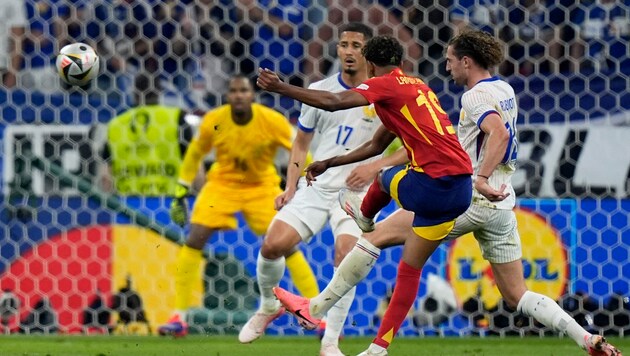 The international press celebrates young star Lamine Yamal for his wonder goal against France. (Bild: AP)