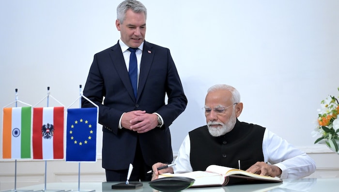 Modi (sağda) Başbakanlıkta Nehammer'in ziyaretçi defterini imzaladı.