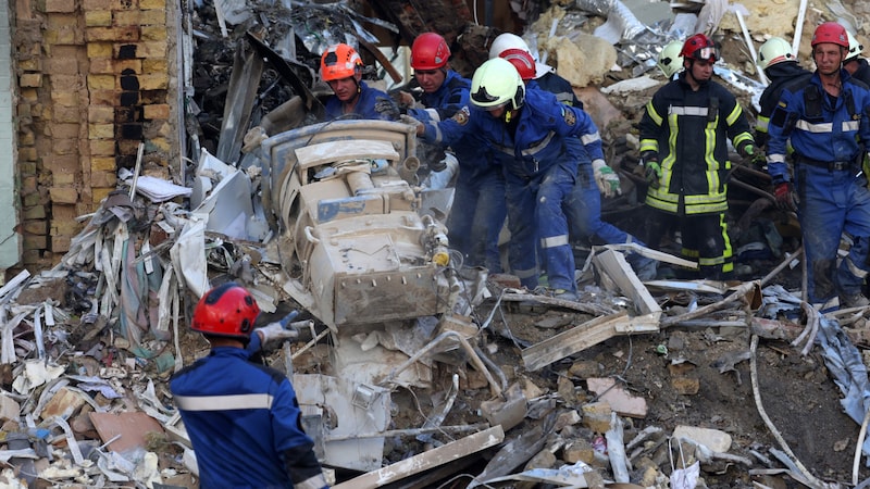 Kijevben még mindig tart a takarítási művelet. (Bild: AFP/Anatolii STEPANOV)