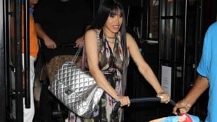 Cardi B feierte den Geburtstag ihrer Tochter im Disneyland Paris – und hatte ihre XXL-Chanel-Tasche mit dabei. (Bild: Photo Press Service)