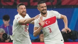 Kurz nach dem Wolfsgruß-Jubel: Salih Özcan (links) feiert mit Merih Demiral seinen zweiten ...