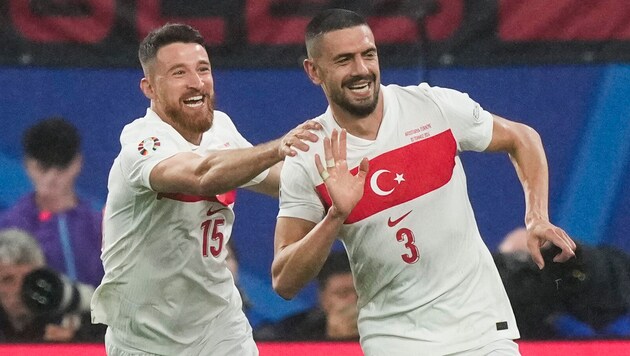 Kurz nach dem Wolfsgruß-Jubel: Salih Özcan (links) feiert mit Merih Demiral seinen zweiten Treffer gegen Österreich im EM-Achtelfinale.  (Bild: AP ( via APA) Austria Presse Agentur/ASSOCIATED PRESS)