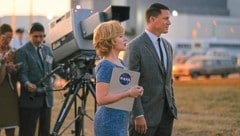 „To The Moon“: Marketing-Expertin Kelly Jones (Scarlet Johansson) und NASA-Mitarbeiter Cole Davis (Channing Tatum).  (Bild: © 2024 CTMG)